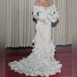 Vintage 1980s Size 8 San Martin Bridals White Intricately Embroidered